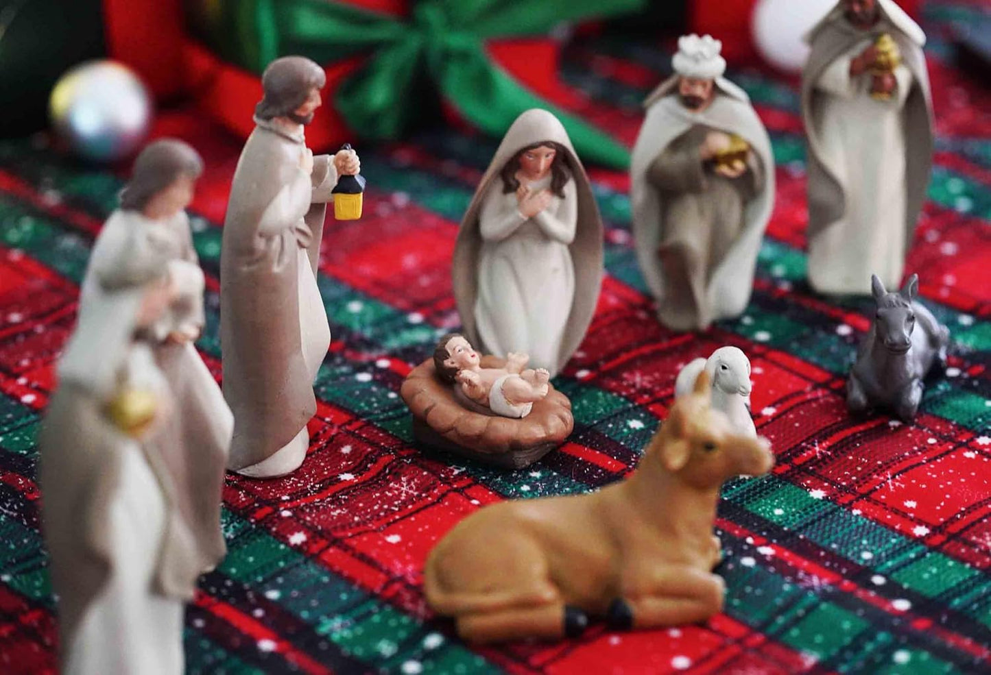 10-Piece Christmas Nativity Set – Nativity Scene with Manger, Holy Family & Animals, Hand-Painted Resin Indoor Holiday Display